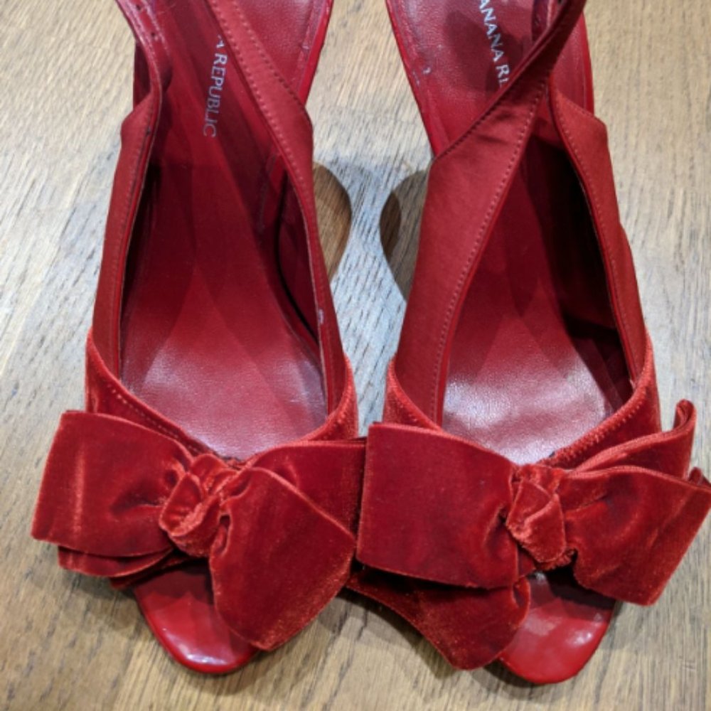 Banana Republic red slingbacks w/ velvet bows